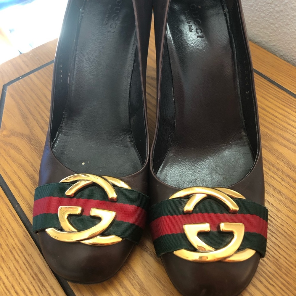 Gucci Leather Gold Metal Gg Logo round toe pump.